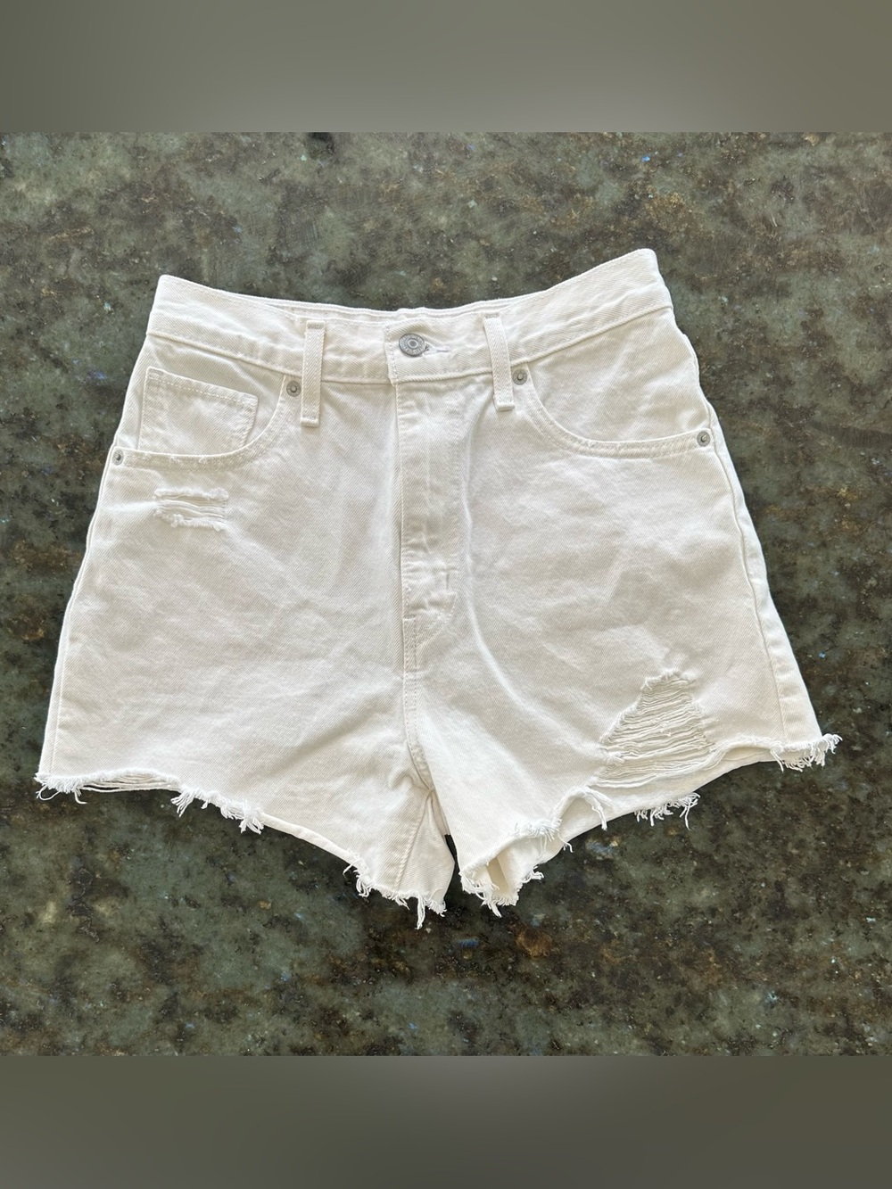 Levi’s Distressed High Waisted Mom Shorts. White. Size 27